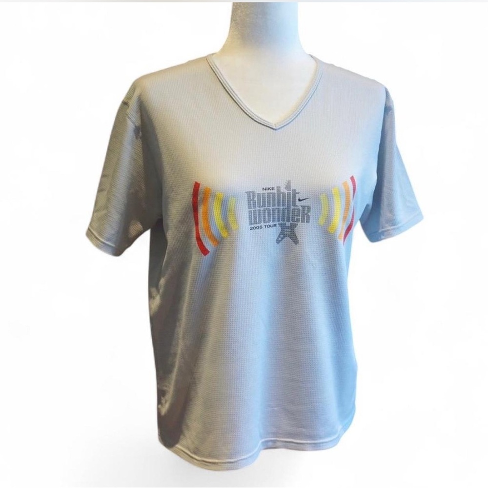 💚 NIKE Run Hit Wonder (Run LA) V-Neck T-Shirt (M)